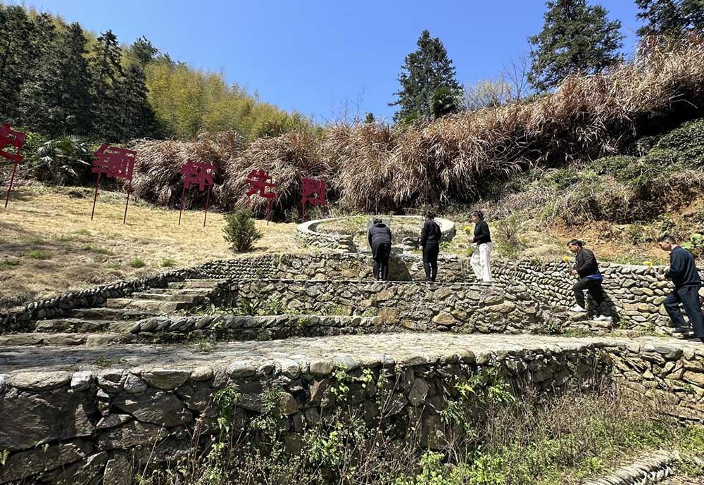 屯溪區(qū)國(guó)投集團(tuán)開展“緬懷先烈先賢   傳承紅色基因”主題黨日活動(dòng)